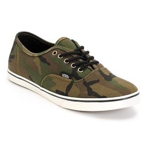 Like new Camo print Vans size: US 8 Women’s.